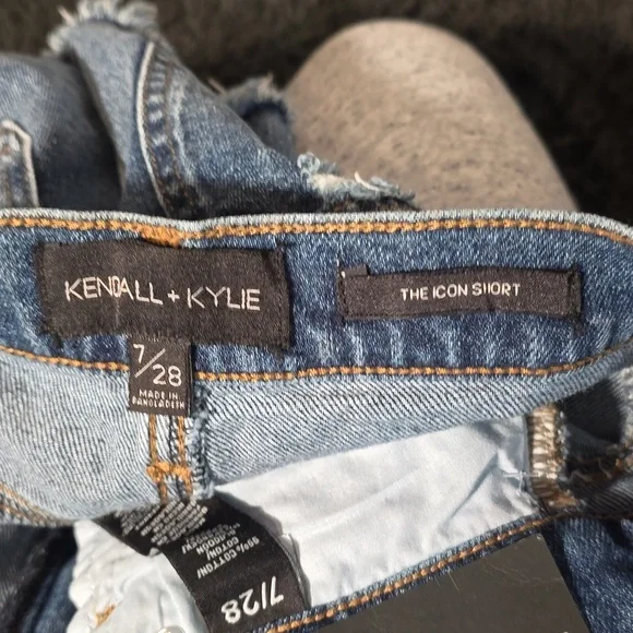 Kendall + Kylie shorts - Picture 8 of 9